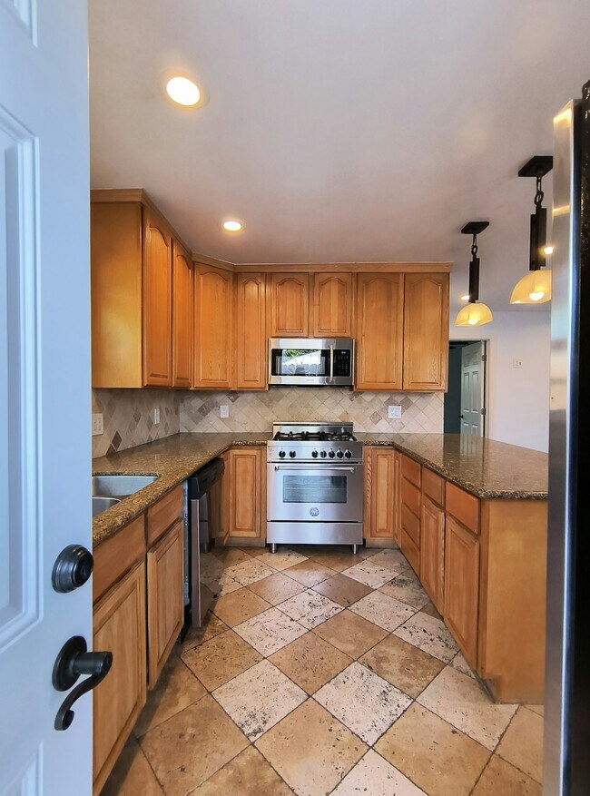 Building Photo - 1615-1617 D St, Unit 1615D