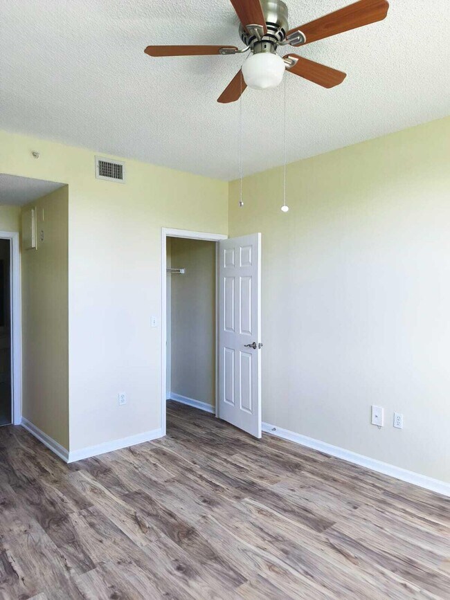 Foto del edificio - 2040 Greenview Shores Blvd