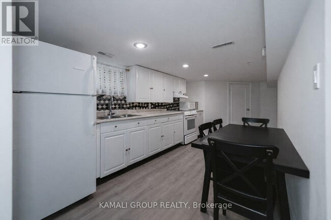 Building Photo - 46 Centre St E