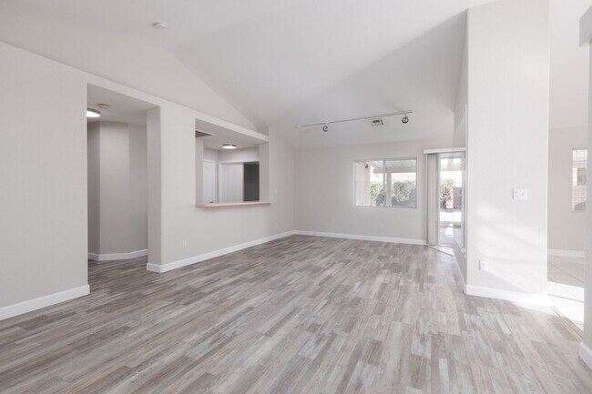 Foto del edificio - 3-bedroom, 2-bathroom home with a double car garage located in a non-HOA area