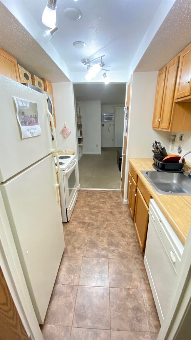 Building Photo - 902 Cocheco Ct