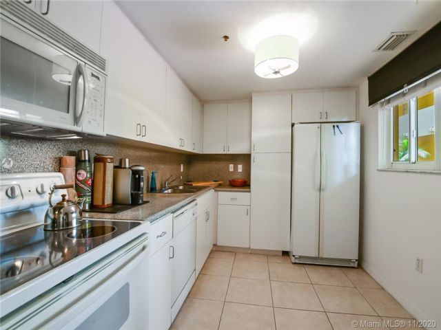 Primary Photo - 8888 Collins Ave