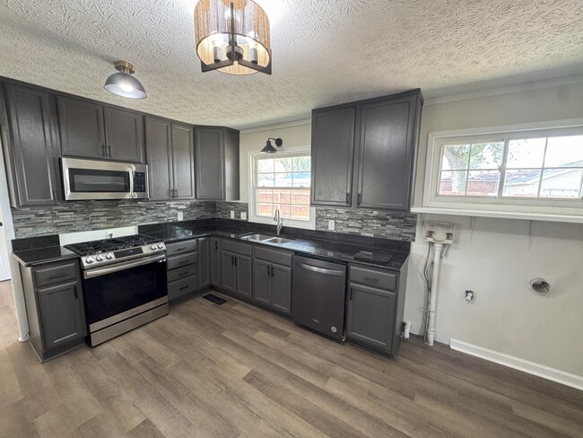 Building Photo - 1708 Syracuse Dr