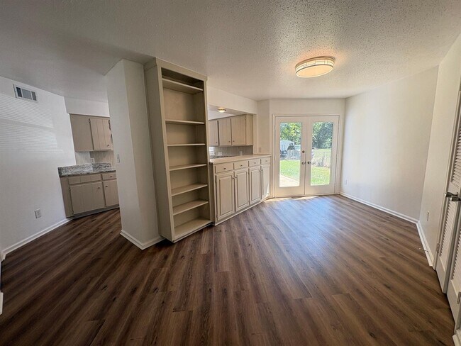 Building Photo - 208 Avon Ct