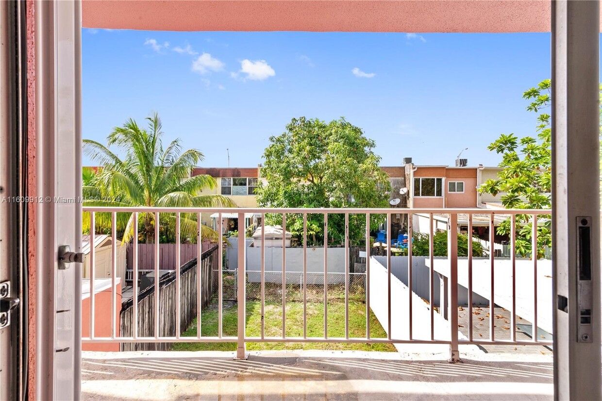 Foto principal - 839 W 79th St