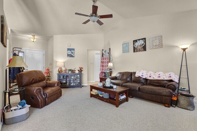 Foto del edificio - 753 Forest Green Dr