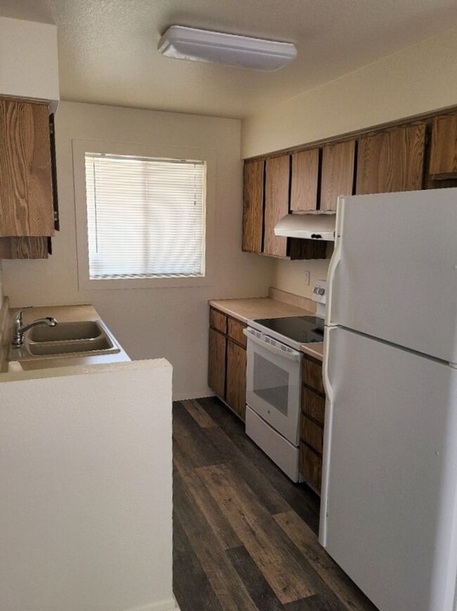 Building Photo - LA CRESCENTA CONDOMINIUMS