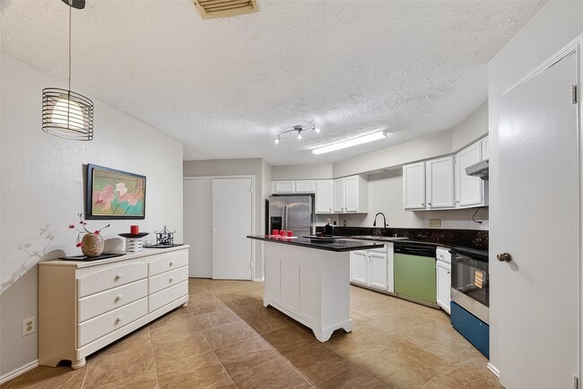 Building Photo - 8122 Sandy Glen Ln