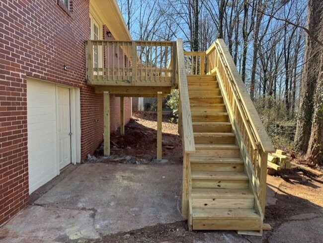 Building Photo - Back on the market!