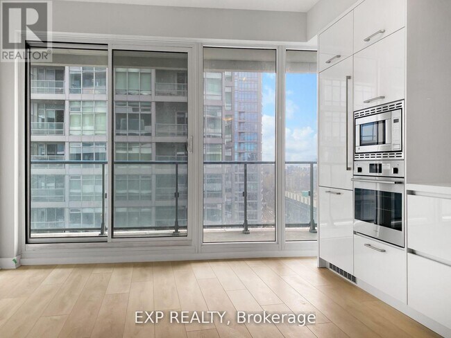 Photo du bâtiment - 2221-2221 Yonge St