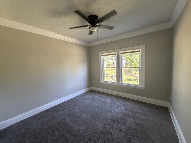 Foto del edificio - 3349 E 125th St