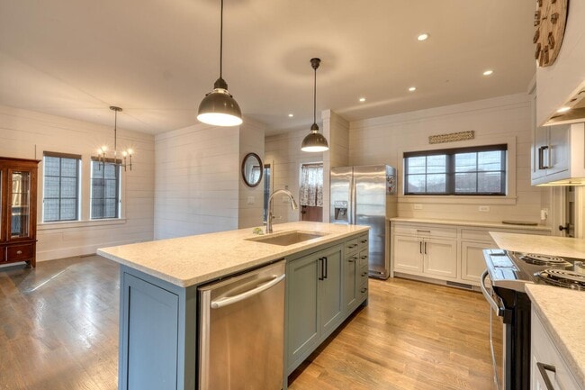 Building Photo - 56 Oak Crescent Cir