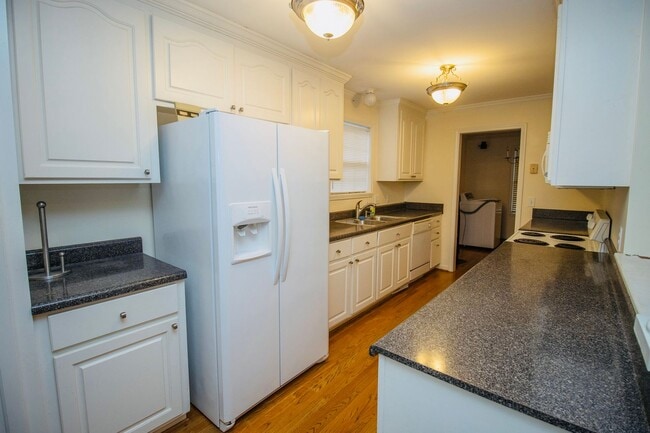 Building Photo - Charming 3 Bedroom, 2 Bathroom in Rosewood - Available May 2026!