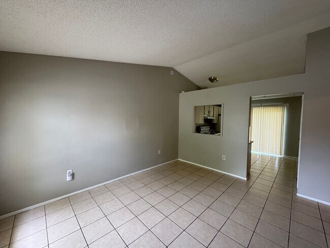 Foto del edificio - FANTASTIC 2 Bed 2 Bath Duplex with a HUGE ...