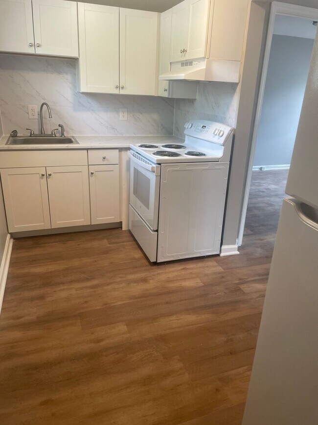 Building Photo - Newly Renovated One Bedroom Duplex - Water...
