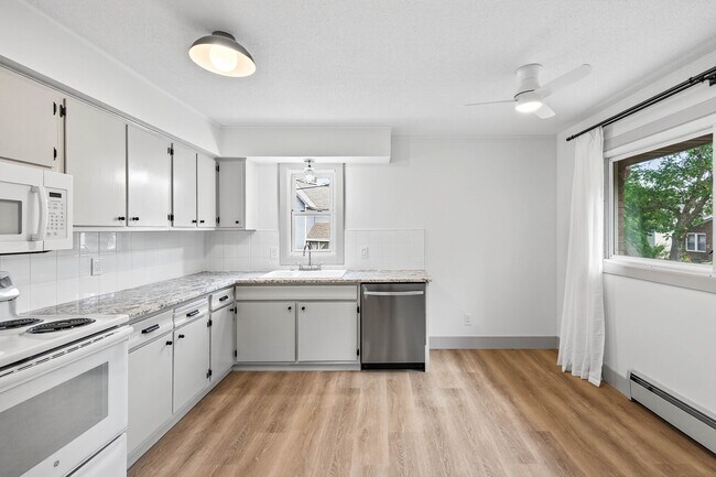 Building Photo - 135 16th Ave NE