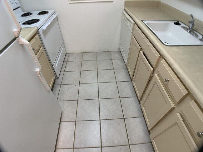 Building Photo - 1250 Golden Circle  Unit 408