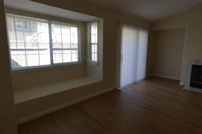 Building Photo - HOUSE FOR RENT