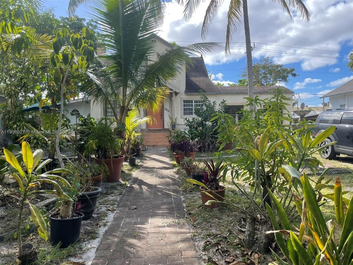 Foto principal - 746 NE 80th St