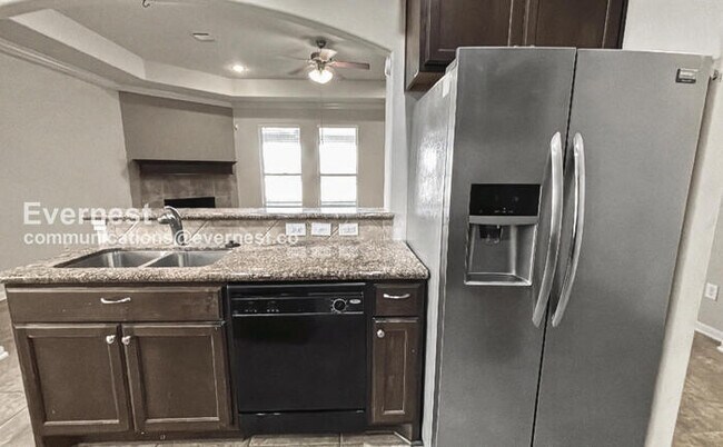 Foto del edificio - 3 Bed, 2 Bath Home with Fenced Yard & Garage / Pet-Friendly / Available Now!