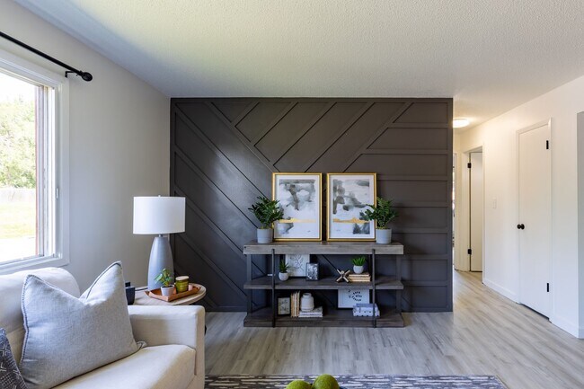 Building Photo - The Oaks | 1-Bedroom Unit