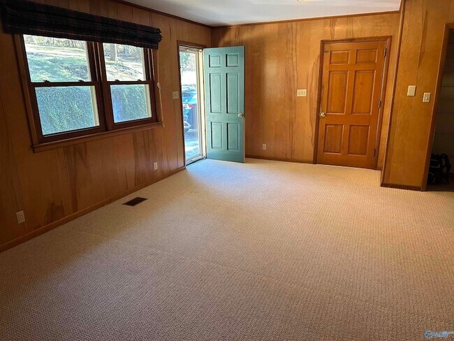 Building Photo - 102 Jones Valley Dr SE