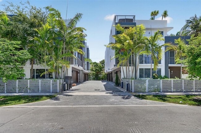 Photo - 700 NE 14th Ave Townhome