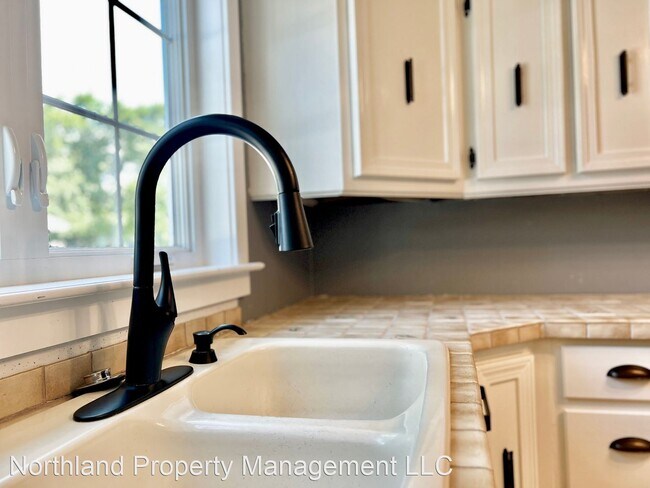 Foto del edificio - 5 br, 3 bath House - 813 E. State St