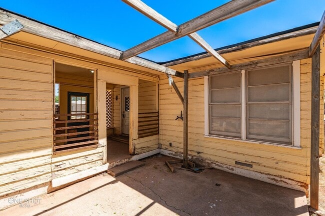 Building Photo - 1002 S San Jose Dr