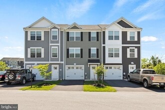 Building Photo - 2608 Maplewood Cir