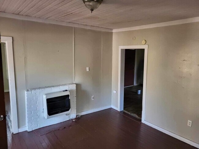 Building Photo - 303 Summeral St