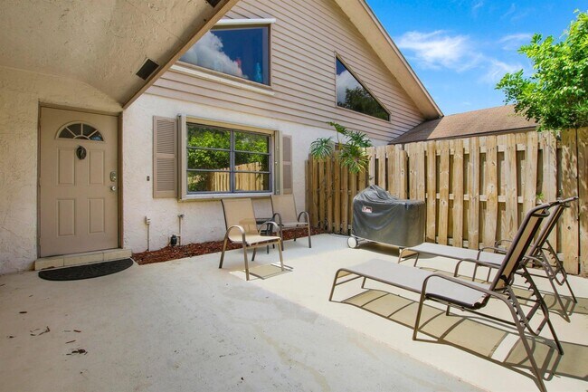 Foto del edificio - 2046 Cove Ln