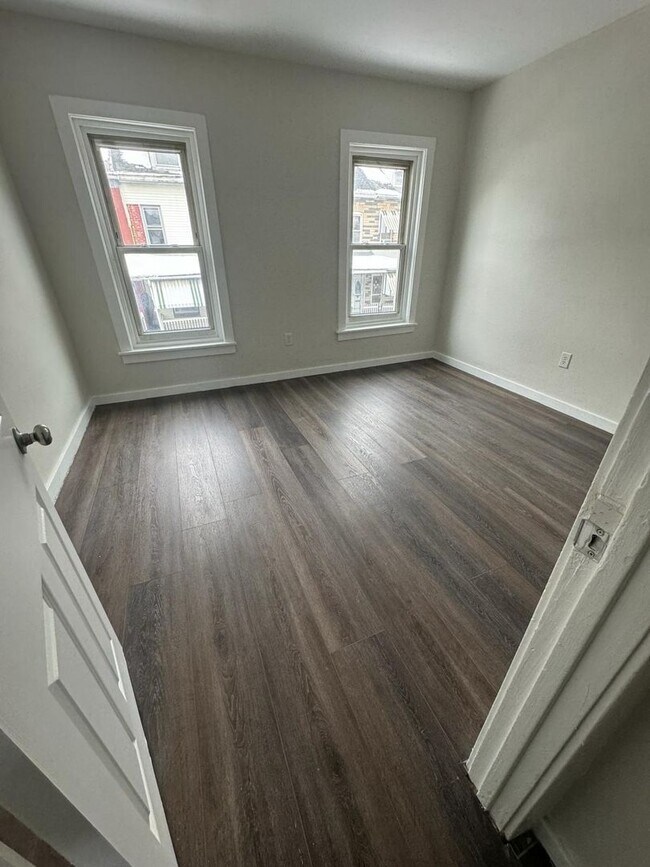 Foto del edificio - 4 bedroom 1 bath house with off street parking