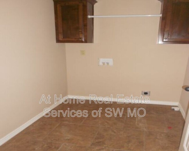 Building Photo - 662 N Santa Monica Dr