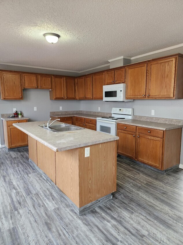 Primary Photo - 10150 Raylyne Rd