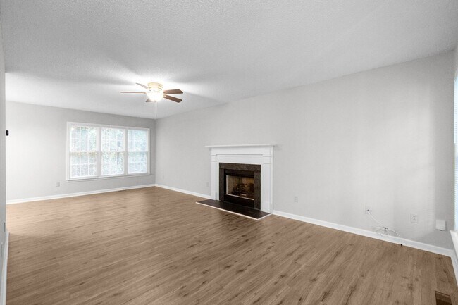 Foto del edificio - Spacious 2-Story Home with Finished Basement!