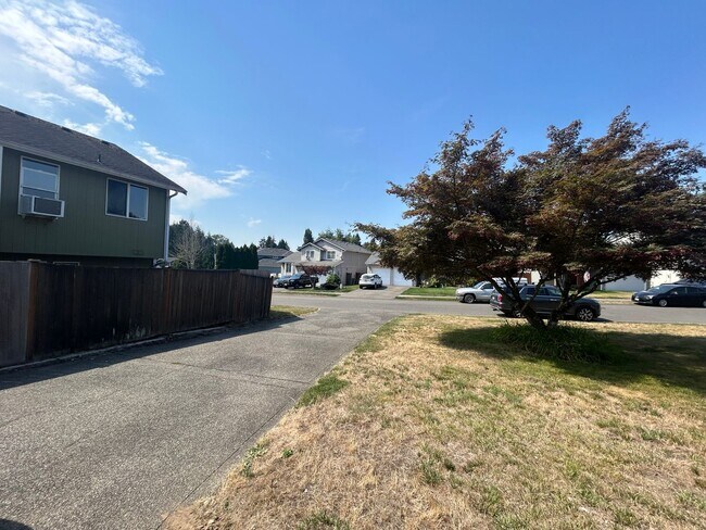 Foto del edificio - Beautiful 4 bd 3 bath w/ 2-car Garage Home...