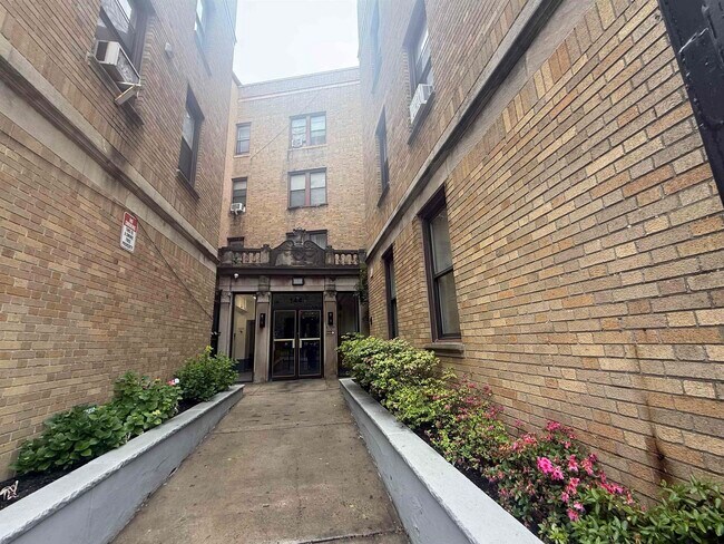 Foto del edificio - 144 Old Bergen Rd