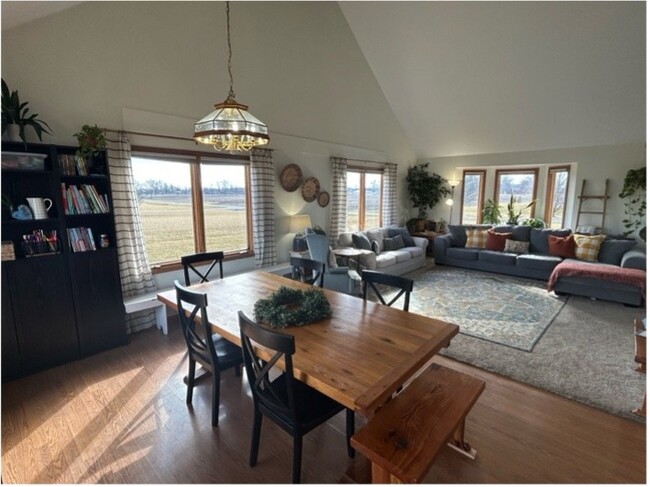 Foto del edificio - 5833 N Clear Creek Rd