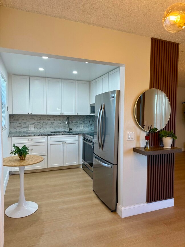 Building Photo - 402 Brighton J