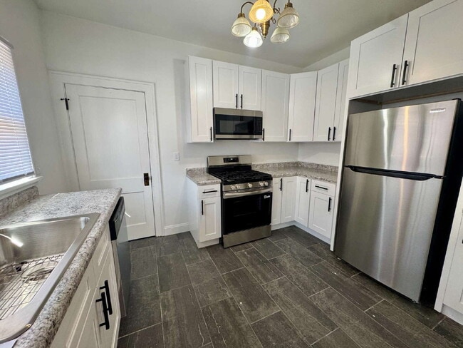 Building Photo - 2 bedroom, 1 bathroom duplex now available on the southside of Ottawa