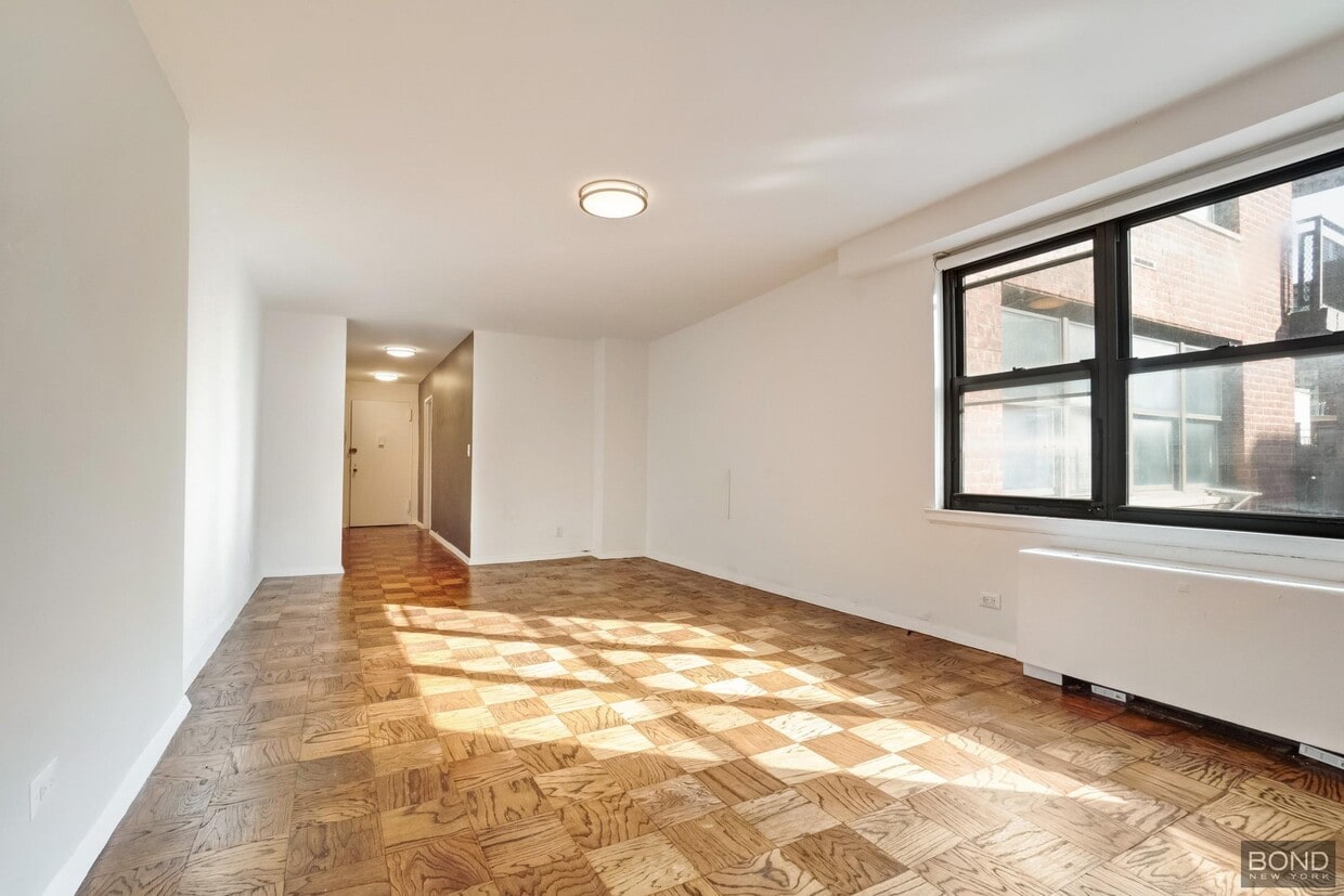 Building Photo - 240 E 82nd St