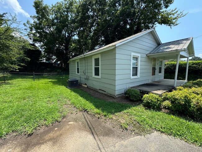 Building Photo - Updated 2/1 House in Old East Rome $995