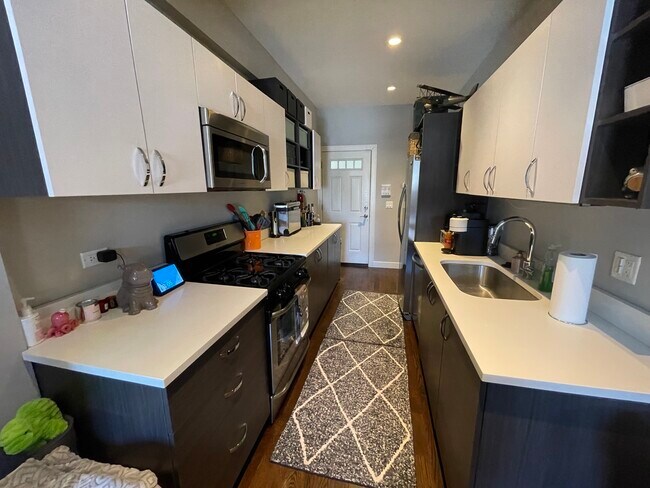 Foto del edificio - 2048 W Webster Ave