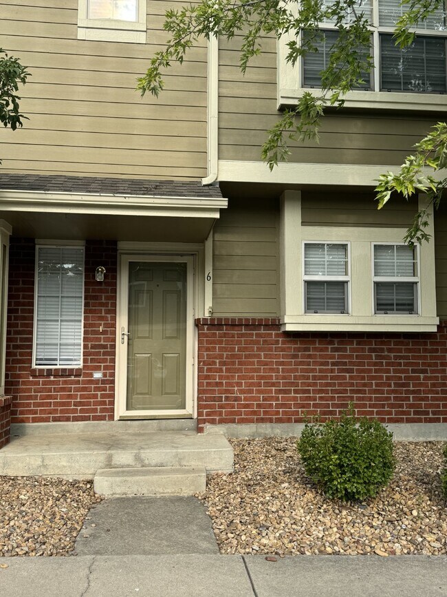 Foto del edificio - Beautiful End Unit Townhouse In Thornton!