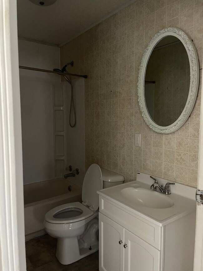 Building Photo - 3 bedroom with fenced in back yard, bonus ...