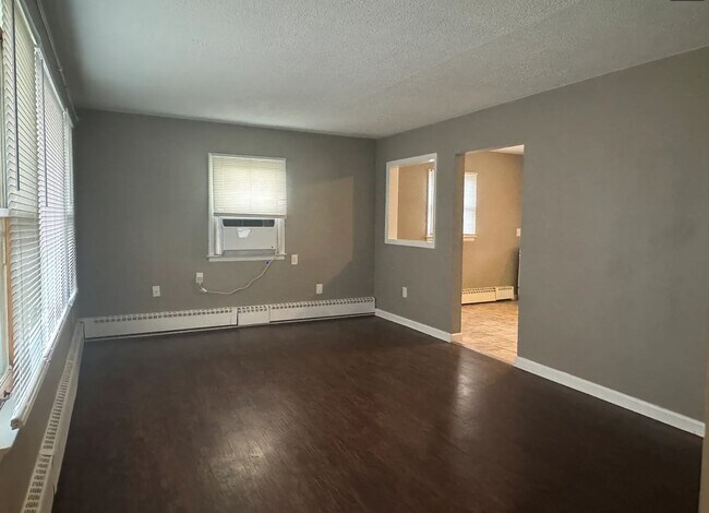 Building Photo - 374 N Levasseur Ave