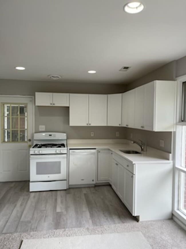 Building Photo - 6715 Bostwick Dr