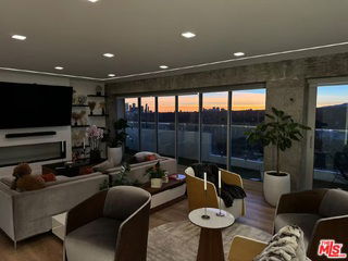 Foto del edificio - 838 N Doheny Dr