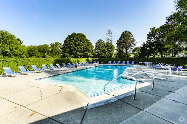 Piscina - Creekside of Farmington Hills Apartments